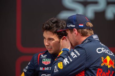  Sergio Perez (MEX) Redbull Racing RB19 ve Max Verstappen (NED) Redbull Racing RB1