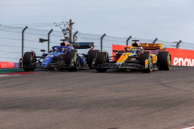  Alexander Albon (IND) Williams FW45 ve Oscar Piastri McLaren F1 Çayı