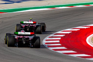  Valtteri Bottas (FIN) Alfa Romeo C43 ve Guanyu Zhou (CIN) Alfa Romeo C4