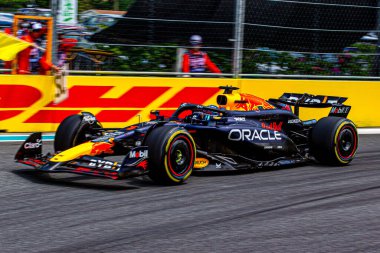 Max Verstappen (NED) Oracle Red Bull Racing - Red Bull RB20 - Honda RBP