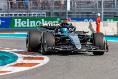 George Russell (GBR) Mercedes W15 - Mercedes E Performansı