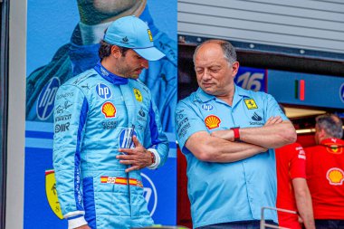 Carlos Sainz (SPA) Scuderia Ferrari SF Frederic Vasseur (FRA) - Ferrari F1 Team Principa