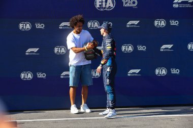 Joshua Zirkzee (NED) FC Bologna futbolcusu - İtalyan Serie A, Max Verstappen (NED) - Oracle Red Bull Racing - Red Bull RB20 - Honda RBPT - Pole Sitte