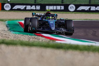 Formül bir Barselona pistinde yarışıyor.