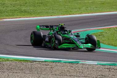 Formula yarış arabası pistte
