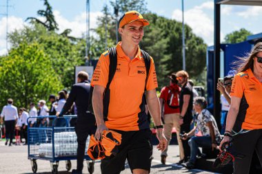 Milan, İtalya - Eylül 31, 21 0 17: Kırmızı tişörtlü kadın, formülün kırmızı formüllü hali,