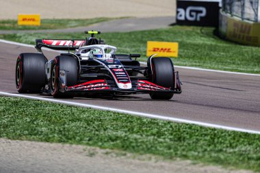 Formül bir arabada yarışmak.