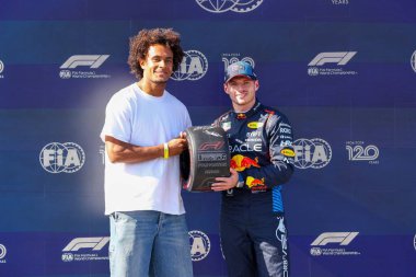 Joshua Zirkzee (NED) FC Bologna futbolcusu - İtalyan Serie A, Max Verstappen (NED) - Oracle Red Bull Racing - Red Bull RB20 - Honda RBPT - Pole Sitte