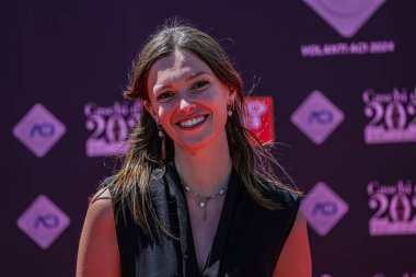 Otomatik yazdırma için otlaktaki kız