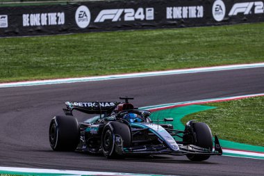 Formül bir: Boş alanda yarış arabası.