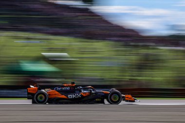 Formula bir otoyolda yarış arabası