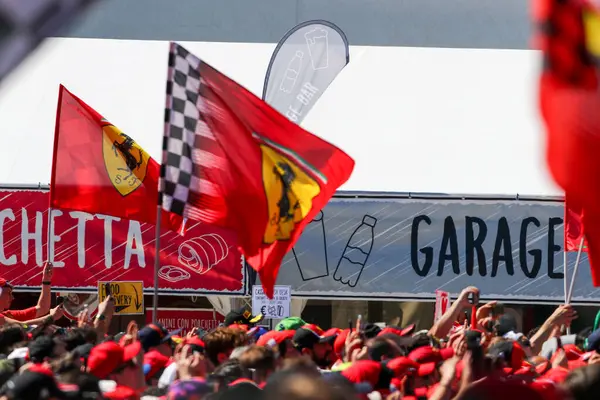 Ferrari Bayrağı ile Fanzone