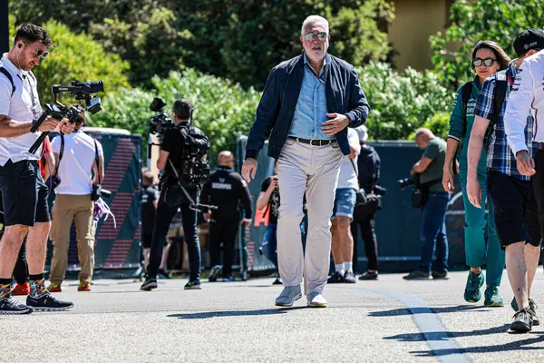 Milan, İtalya - Haziran 25: Erkekler Moda Haftası Erkek Günü 'nde, 25 Haziran, 10 Haziran