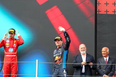 Podyum kutlamaları Max Verstappen (NED) - Oracle Red Bull Racing - Red Bull RB20 - Honda RBP