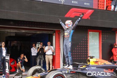 Podyum kutlamaları Max Verstappen (NED) - Oracle Red Bull Racing - Red Bull RB20 - Honda RBP