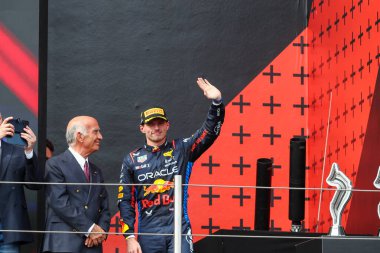 Podyum kutlamaları Max Verstappen (NED) - Oracle Red Bull Racing - Red Bull RB20 - Honda RBP