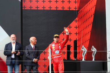 Yarıştan sonra podyum kutlaması