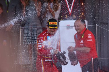  Charles Leclerc (MON) - Scuderia Ferrari - Ferrari SF-24 - Ferrari ve Frederic Vasseur (FRA) - Scuderia Ferrari F1 Takım Müdürü