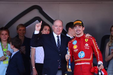 Majesteleri Monaco Prensi II. Albert an Charles Leclerc (MON) - Scuderia Ferrari - Ferrari SF-24 - Ferrari podyumda