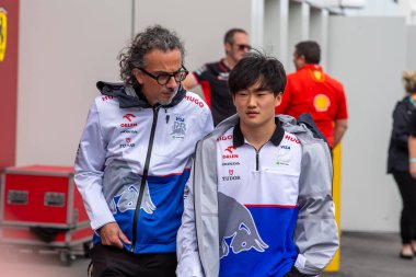  Laurent Mekies (FRA) - Visa Cash App RB F1 Takım Müdürü an Yuki Tsunoda (JPN) - Visa Cash App F1 Ekibi - RB VCARB01 - Honda RBP