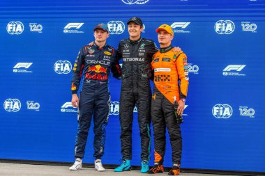 Top3 Kalifiye, Soldan sağa Max Verstappen (NED) - Oracle Red Bull Racing - Red Bull RB20 - Honda RBP George Russell (GBR) - Mercedes-AMG PETRONAS F1 Team - Mercedes W15 - Mercedes E PerformanceLando Norris (GBR) - McLaren Formula 1 Team - McLa