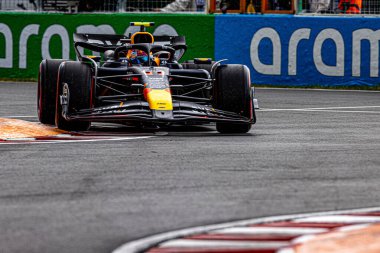  Sergio Perez (MEX) - Oracle Red Bull Racing - Red Bull RB20 - Honda RBP