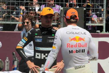 Lando Norris (GBR) - McLaren Formula 1 Takımı - McLaren MCL38 - Mercedes ve Max Verstappen (NED) - Oracle Red Bull Racing - Red Bull RB20 - Formula 1 Katar Havayolları Avusturya Grand Prix 2024, RedBull Ring, Spielb