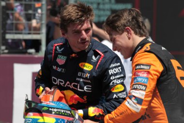  Max Verstappen (NED) - Oracle Red Bull Racing - Red Bull RB20 - Honda RBPT an Oscar Piastri (AUS) - McLaren Formula 1 Team - McLaren MCL38