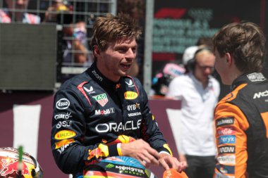  Max Verstappen (NED) - Oracle Red Bull Racing - Red Bull RB20 - Honda RBPT an Oscar Piastri (AUS) - McLaren Formula 1 Team - McLaren MCL38