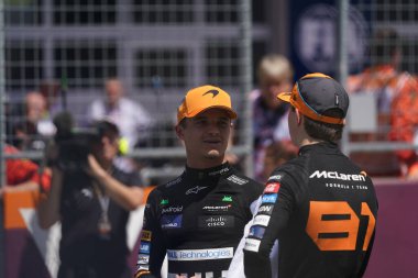 Lando Norris (GBR) - McLaren Formula 1 Takımı - McLaren MCL38 - Mercedes sohbet eden nükteli Oscar Piastri (AUS) - McLaren Formula 1 Ekibi - McLaren MCL38