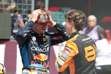  Max Verstappen (NED) - Oracle Red Bull Racing - Red Bull RB20 - Honda RBPT an Oscar Piastri (AUS) - McLaren Formula 1 Team - McLaren MCL38