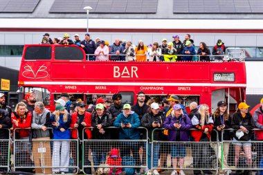  Serbest Çalışmalar sırasında Atmoshpere taraftarları 5 Temmuz 2024 tarihinde 5 Temmuz 2024 tarihinde 5 Temmuz - 7 Temmuz 2024 tarihleri arasında Silverstone pistinde gerçekleşmesi planlanan 1 qatar hava yolu İngiliz Grand Prix 2024 'ün 5 Temmuz 2024 tarihleri arasında