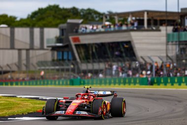  Carlos Sainz Jr. (ESP) - Scuderia Ferrari - Ferrari SF-24 - Ferrari Free Practice, 5 Temmuz 2024 tarihinde, 5 Temmuz - 7 Temmuz tarihleri arasında Silverstone pistinde gerçekleşmesi planlanan 1 qatar hava yolu İngiliz Grand Prix 2024,,
