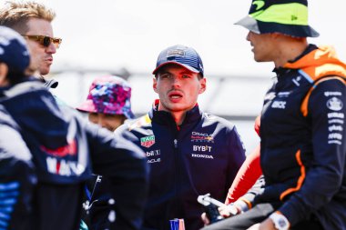  Max Verstappen (NED) - Kahin Red Bull Racing - Red Bull RB20 - Honda RBPT Yarış Günü sırasında, 4 Temmuz Pazar günü, 7 Temmuz 2024 Formula 1 Katar Hava Yolları İngiliz Grand Prix 2024, 5 Temmuz - 5 Temmuz tarihleri arasında Silverstone pistinde gerçekleşmesi planlanıyor.
