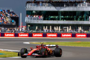  Carlos Sainz Jr. (ESP) - Scuderia Ferrari - Ferrari SF-24 - Ferrari Eleme oturumu boyunca 2 gün, Cuma günü, 6 Temmuz 2024 formülü 1 qatar hava yolu İngiltere Grand Prix 2024, 5 Temmuz - 7 Temmuz tarihleri arasında Silverstone pistinde gerçekleşmesi planlanıyor.