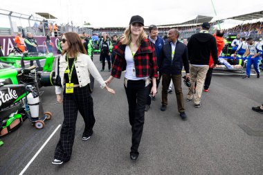 Clara Delevigne - model - 4 Temmuz Pazar günü, 7 Temmuz 2024 tarihinde yarışta formül 1 qatar hava yolları İngiliz Grand Prix 2024, 5 Temmuz - 7 Temmuz 2024 tarihleri arasında Silver Stone pistinde gerçekleşmesi planlanan