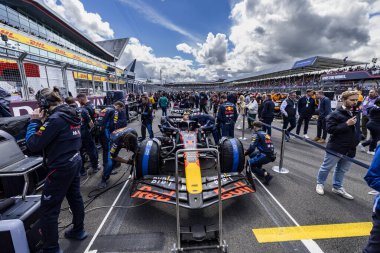  Max Verstappen (NED) - Kahin Red Bull Racing - Red Bull RB20 - Honda RBPT yarışta 4 Temmuz Pazar günü, 7 Temmuz 2024 formülü 1 qatar hava yolu İngiliz Grand Prix 2024, 5 Temmuz - 5 Temmuz tarihleri arasında Silverstone pistinde gerçekleşmesi planlanıyor. 