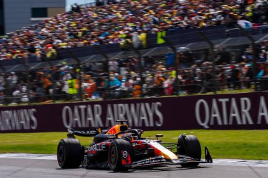  Max Verstappen (NED) - Kahin Red Bull Racing - Red Bull RB20 - Honda RBPT yarışta 4 Temmuz Pazar günü, 7 Temmuz 2024 formülü 1 qatar hava yolu İngiliz Grand Prix 2024, 5 Temmuz - 5 Temmuz tarihleri arasında Silverstone pistinde gerçekleşmesi planlanıyor. 