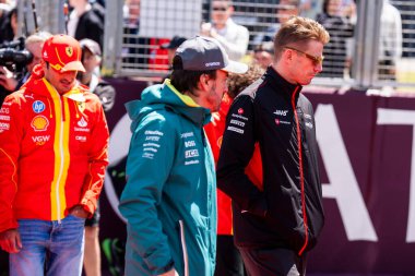  Fernando Alonso (ESP) - Aston Martin Aramco F1 Ekibi - Aston Martin AMR24 - Mercedes an Nico Hulkenberg (GER) - MoneyGram Haas F1 Ekibi - Haas VF-24 Yarış Günü 'nde Haas VF-24 - 4 Temmuz Pazar günü, İngiltere' nin 4.