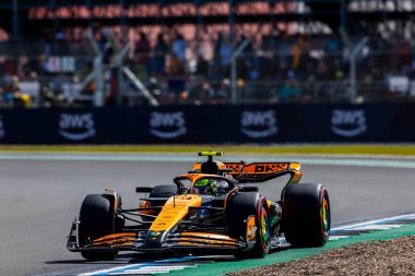 Lando Norris (GBR) - McLaren Formula 1 Ekibi - McLaren MCL38 - Mercedes Eleme oturumu sırasında 2 gün, Cuma günü, 6 Temmuz 2024 formülü 1 qatar hava yolları İngiliz Grand Prix 2024, 5 Temmuz 'dan 5 Temmuz' a kadar Silverstone pistinde gerçekleşmesi planlanıyor.
