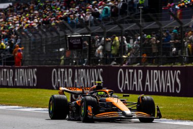 Lando Norris (GBR) - McLaren Formula 1 Takımı - McLaren MCL38 - Mercedes yarışta 4 Temmuz Pazar günü, 7 Temmuz 2024 formülü 1 qatar hava yolu İngiliz Grand Prix 2024, 5 Temmuz - 20 Temmuz tarihleri arasında Silverstone pistinde gerçekleşmesi planlanıyor.