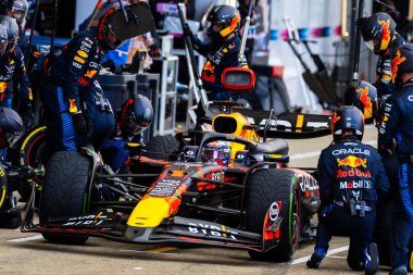  Max Verstappen (NED) - Kahin Red Bull Racing - Red Bull RB20 - Honda RBPT yarışta 4 Temmuz Pazar günü, 7 Temmuz 2024 formülü 1 qatar hava yolu İngiliz Grand Prix 2024, 5 Temmuz - 5 Temmuz tarihleri arasında Silverstone pistinde gerçekleşmesi planlanıyor. 