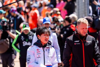 Yuki Tsunoda (JPN) - Visa Cash App RB F1 Team - RB VCARB01 - Honda RBPT an Kevin Magnussen (DEN) - MoneyGram Haas F1 Team - Haas VF-24 - Ferrari Yarış Günü, 4 Temmuz Pazar günü, 7 Temmuz, 2024 Formula 1 qatar havayolları İngiliz Grand Prix 2024, s