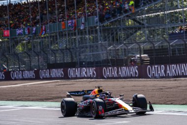  Max Verstappen (NED) - Kahin Red Bull Racing - Red Bull RB20 - Honda RBPT yarışta 4 Temmuz Pazar günü, 7 Temmuz 2024 formülü 1 qatar hava yolu İngiliz Grand Prix 2024, 5 Temmuz - 5 Temmuz tarihleri arasında Silverstone pistinde gerçekleşmesi planlanıyor. 