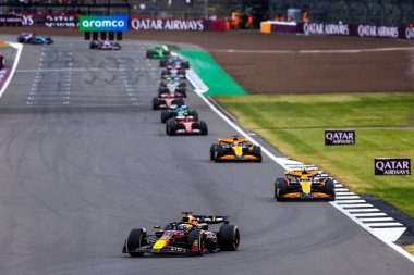 Max Verstappen (NED) - Kahin Red Bull Racing - Red Bull RB20 - Honda RBPT yarışta 4 Temmuz Pazar günü, 7 Temmuz 2024 formülü 1 qatar hava yolu İngiliz Grand Prix 2024, 5 Temmuz - 5 Temmuz tarihleri arasında Silverstone pistinde gerçekleşmesi planlanıyor. 