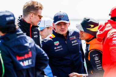  Max Verstappen (NED) - Kahin Red Bull Racing - Red Bull RB20 - Honda RBPT Yarış Günü sırasında, 4 Temmuz Pazar günü, 7 Temmuz 2024 Formula 1 Katar Hava Yolları İngiliz Grand Prix 2024, 5 Temmuz - 5 Temmuz tarihleri arasında Silverstone pistinde gerçekleşmesi planlanıyor.
