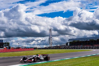  Nico Hulkenberg (GER) - MoneyGram Haas F1 Team - Haas VF-24 - Ferrari 2. Gün, Cuma günü, 6 Temmuz 2024 Formula 1 Katar Hava Yolları İngiliz Grand Prix 2024, 5 Temmuz - 5 Haziran tarihleri arasında Silverstone pistinde gerçekleşmesi planlanıyor.