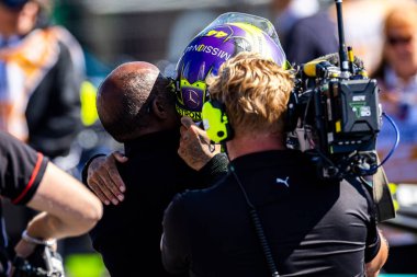  Lewis Hamilton (GBR) - Mercedes-AMG PETRONAS F1 Ekibi - Mercedes W15 - Mercedes E Performansı 4 Temmuz Pazar günü, 7 Temmuz 2024 formülü 1 qatar hava yolları İngiltere Grand Prix 2024, gümüş taş pistinde gerçekleşmesi planlanan