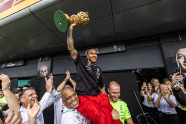  Mercedes-AMG Petronas F1 Takımı zaferi kutluyor Lewis Hamilton (GBR) - Mercedes-AMG PETRONAS F1 Team - Mercedes W15 - Mercedes E Performansı Yarıştan sonraki 4 gün, Pazar günü 7 Temmuz, 2024 Formula 1 qatar havayolları İngiltere Grand Prix 2024