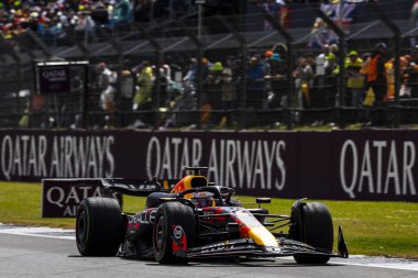  Max Verstappen (NED) - Kahin Red Bull Racing - Red Bull RB20 - Honda RBPT yarışta 4 Temmuz Pazar günü, 7 Temmuz 2024 formülü 1 qatar hava yolu İngiliz Grand Prix 2024, 5 Temmuz - 5 Temmuz tarihleri arasında Silverstone pistinde gerçekleşmesi planlanıyor. 